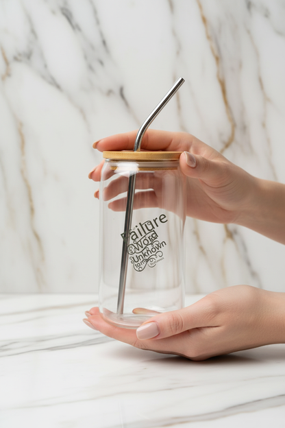 تفاصيل اليدين والكوب