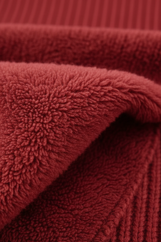 سويتر أحمر مبطن - تفاصيل الفرو الأحمر