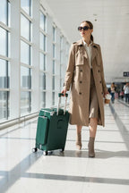 امرأة تمشي مع الحقيبة