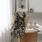 وشاح منسدل على حقيبة