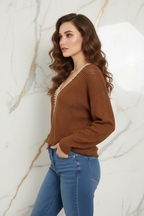 العارضة بالسويتر البني - جانب أيسر