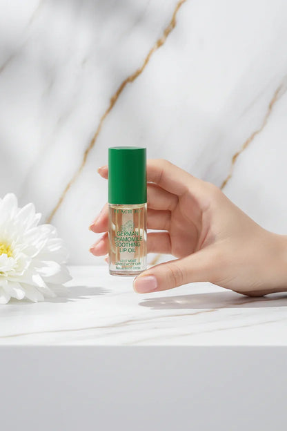 يد راقية تعرض المنتج