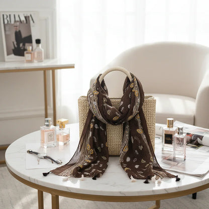 وشاح منسدل على حقيبة