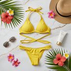 لقطة من الأعلى للطقم محاط بإكسسوارات الصيف