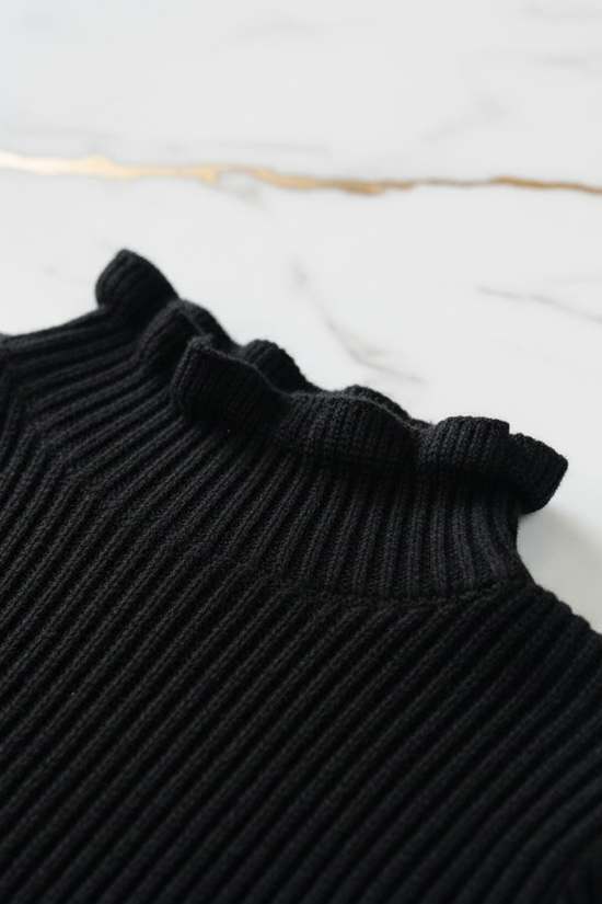 سويتر أسود - تفاصيل الياقة