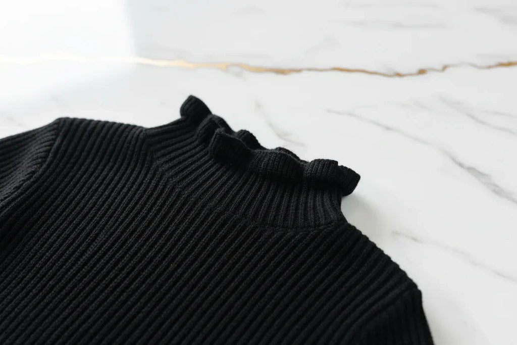 سويتر أسود - تفاصيل الياقة