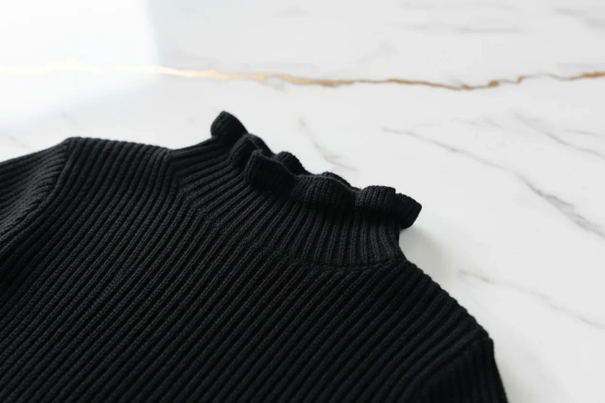 سويتر أسود - تفاصيل الياقة