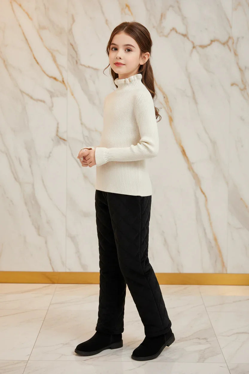 سويتر أبيض مع بنطال أسود - زاوية يسار