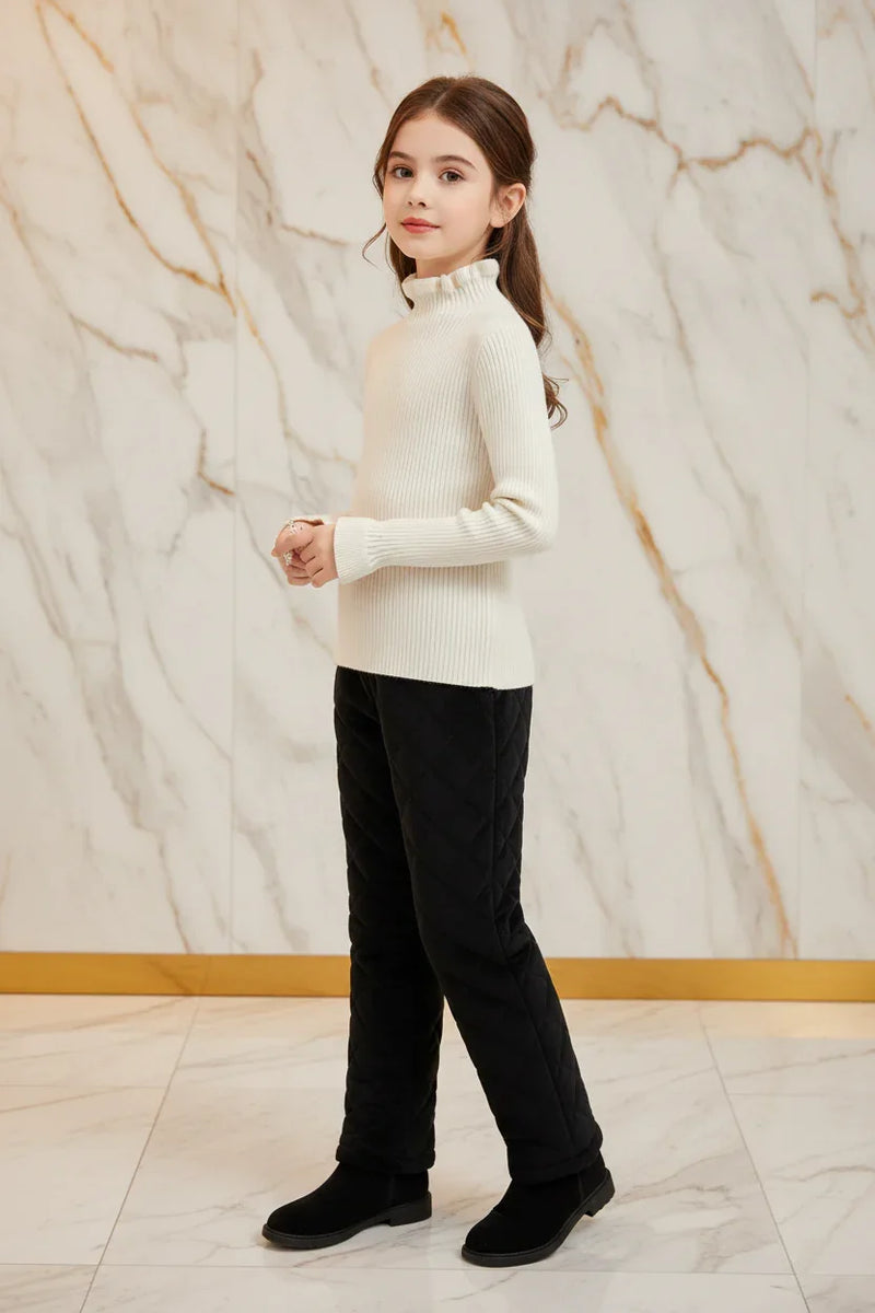 سويتر أبيض مع بنطال أسود - زاوية يسار