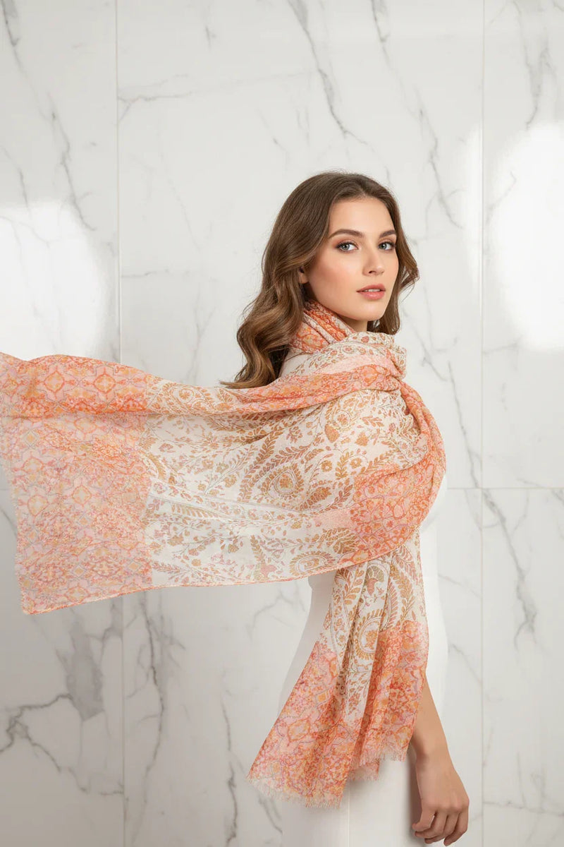 الشال ينساب بأناقة