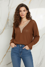 العارضة بالسويتر البني - أمامي