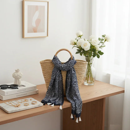 وشاح ملفوف على حقيبة