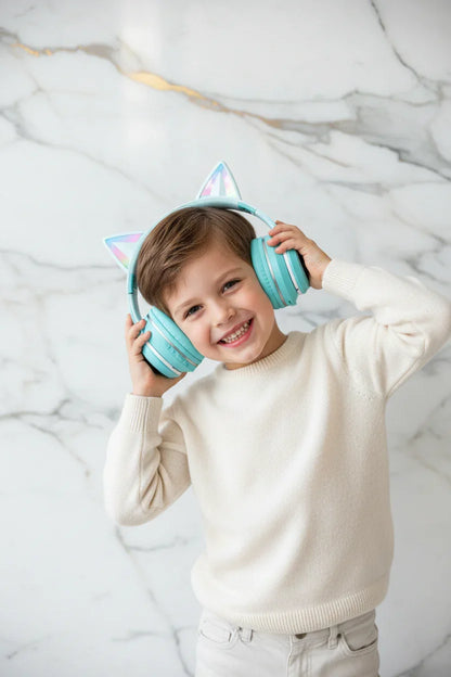 طفل يرتدي السماعة الفيروزية