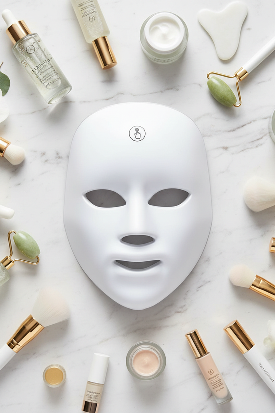 القناع بين أدوات التجميل - منظر علوي