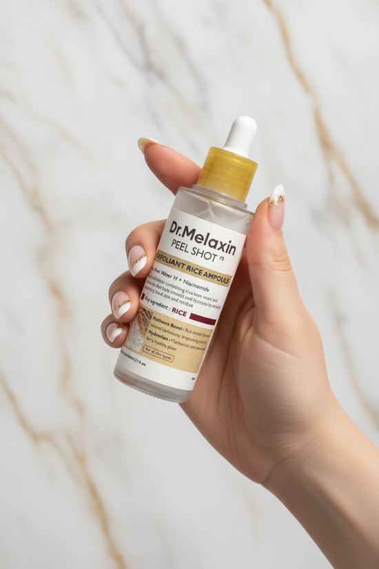 يد أنثوية تمسك المنتج بأناقة