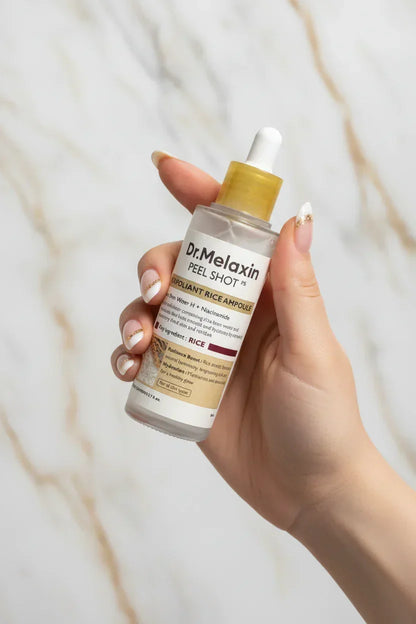 يد أنثوية تمسك المنتج بأناقة