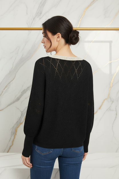 عارضة ترتدي السويتر - منظر خلفي