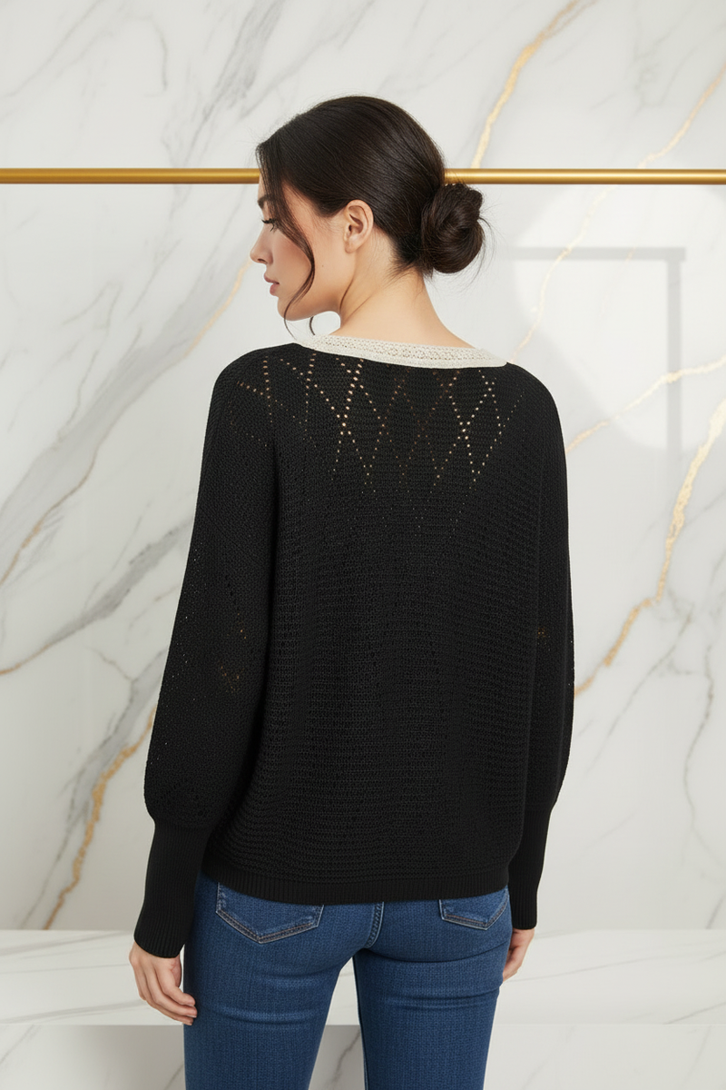 عارضة ترتدي السويتر - منظر خلفي