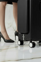 لقطة قريبة للعجلات - أسود