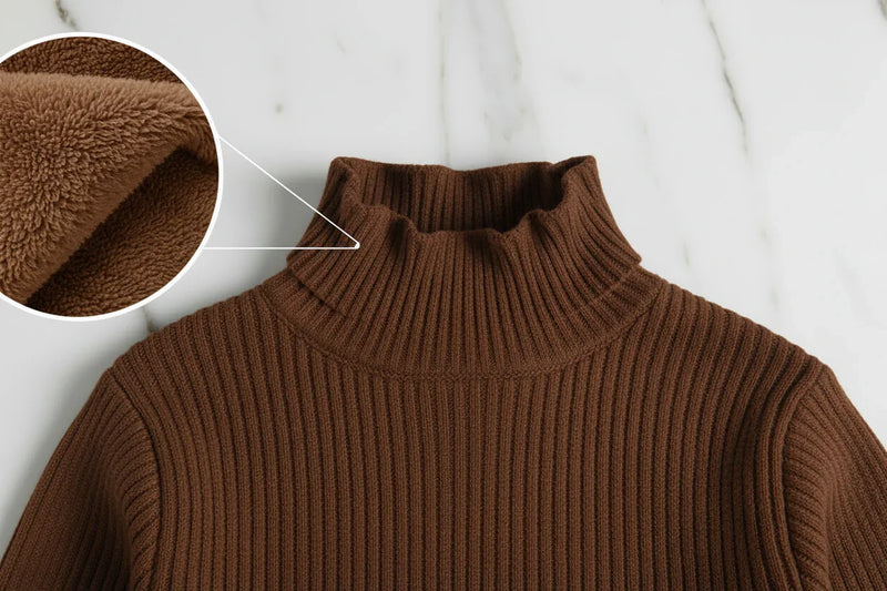 سويتر لون القهوة مبطن - تفاصيل الياقة والفرو