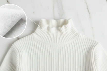 سويتر أبيض مبطن - تفاصيل الياقة والفرو