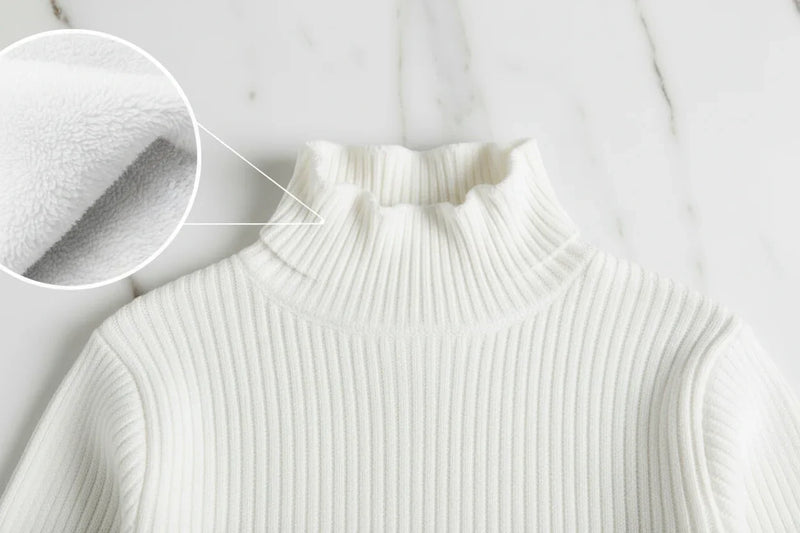 سويتر أبيض مبطن - تفاصيل الياقة والفرو