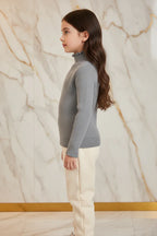 سويتر رمادي مبطن مع بنطال بيج - جانبي أيمن