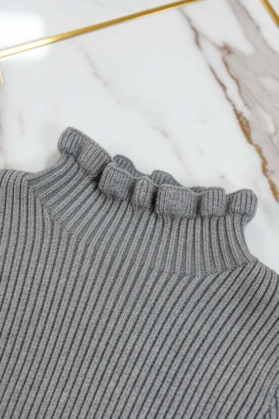 سويتر رمادي - تفاصيل الياقة