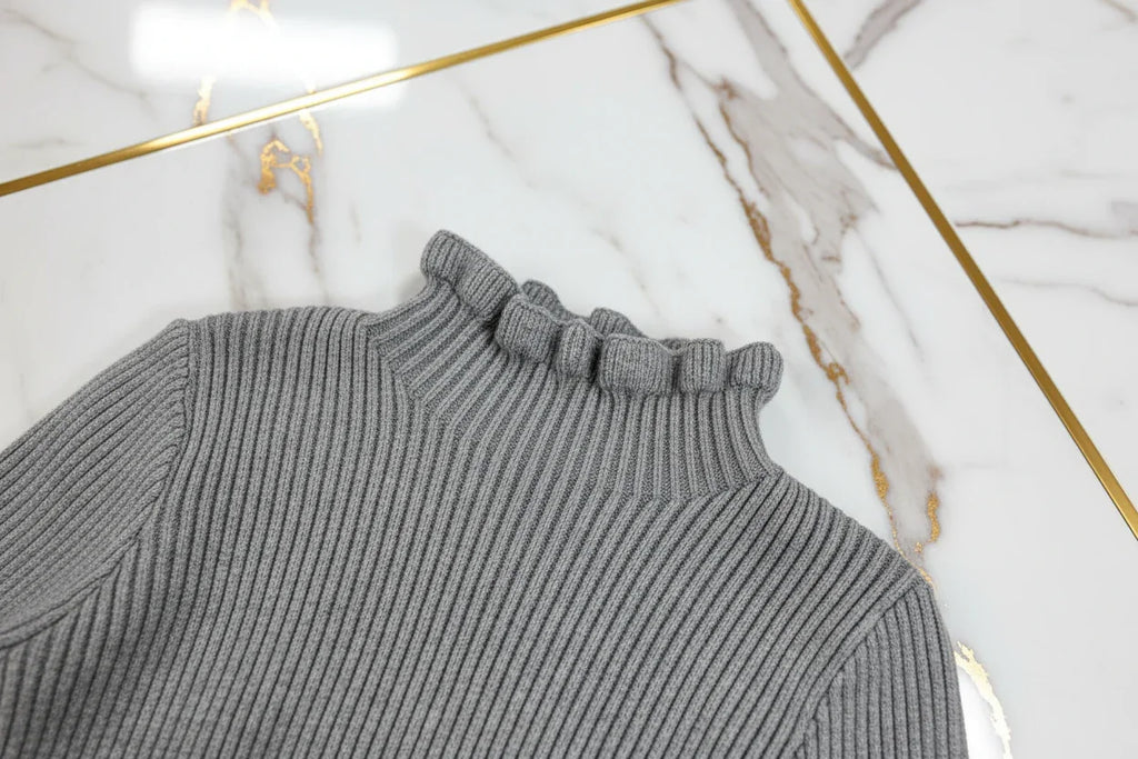 سويتر رمادي - تفاصيل الياقة