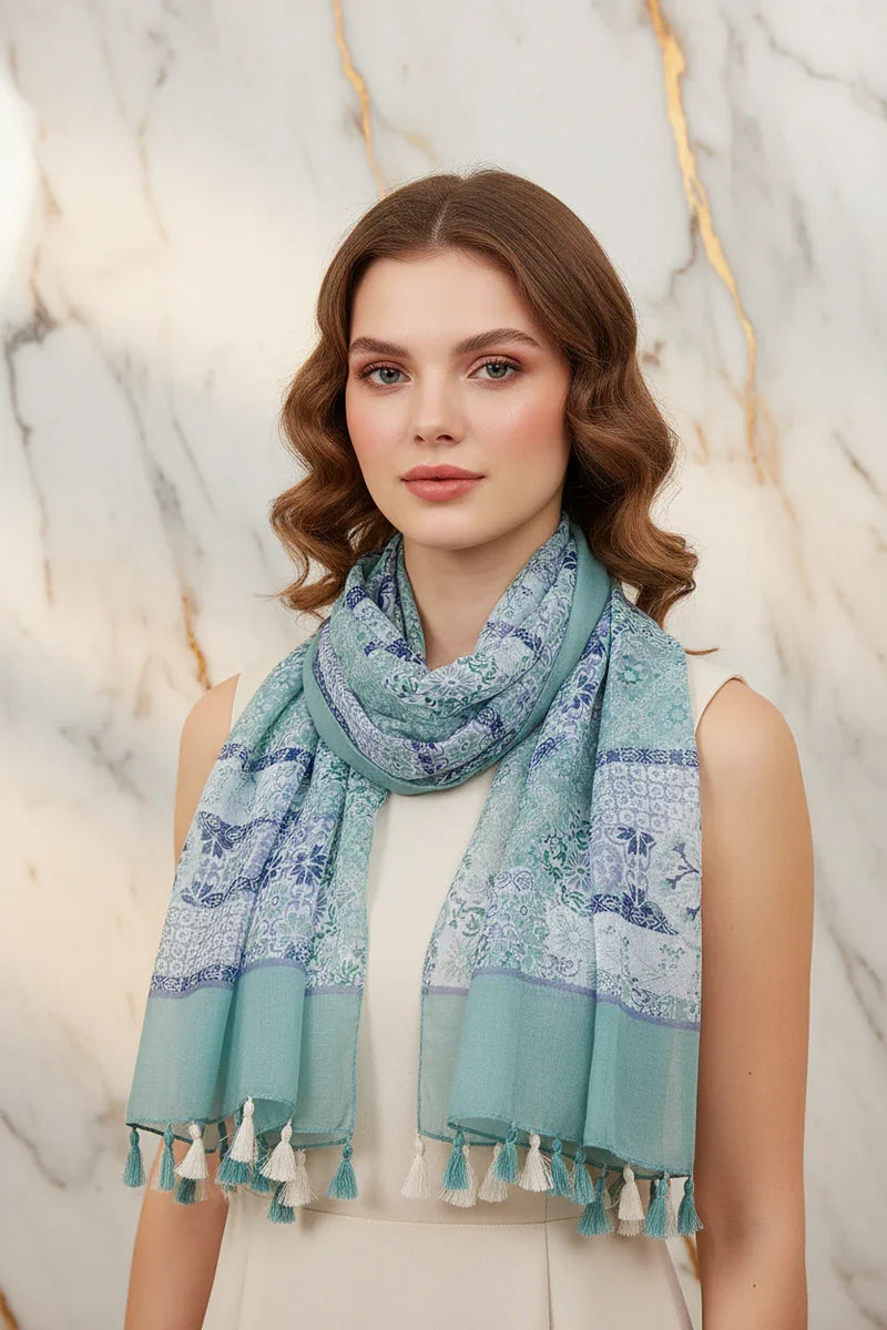 الشال مربوط حول العنق بأناقة