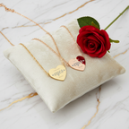 القلادتين مع وردة - زاوية فنية