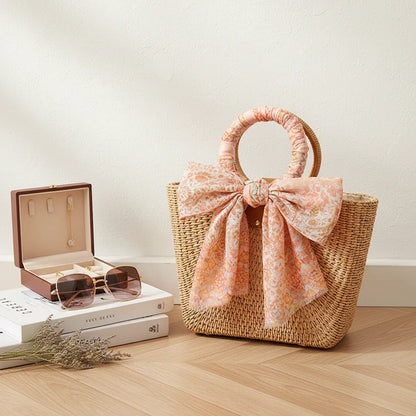 الشال مربوط كفيونكة على الحقيبة