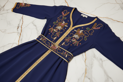 تفاصيل تطريز الطاووس والزهور