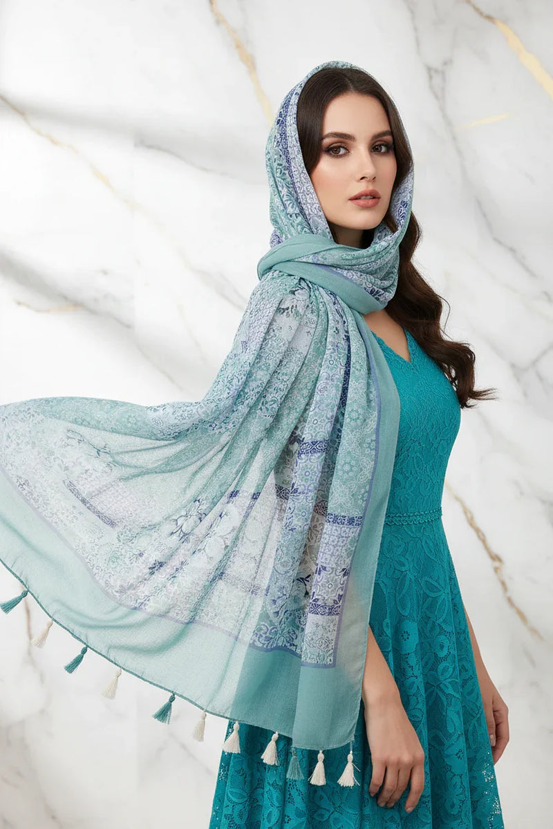 الشال ينساب بأناقة