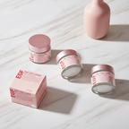 تنسيق كريم الكولاجين على رخام أبيض وذهبي