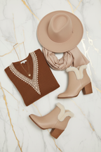 السويتر البني مع إكسسوارات بيج - تكوين فني