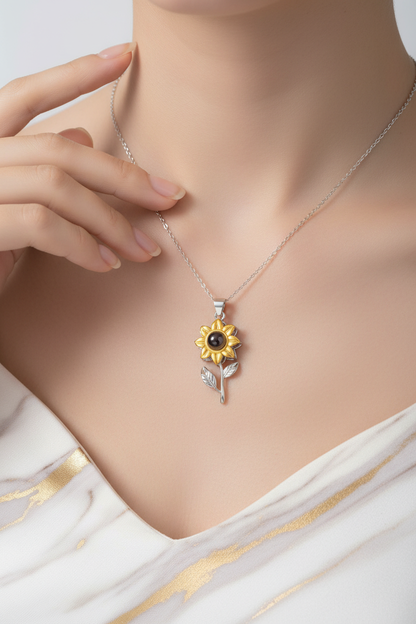 تفاصيل القلادة مع اليد