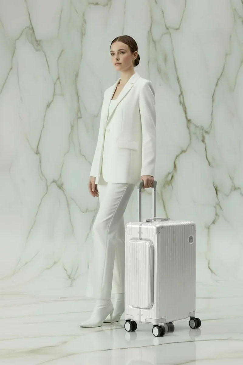 امرأة بزي أبيض - حقيبة بيضاء