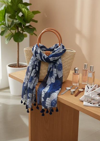 وشاح منسدل على حقيبة