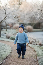 طفل يمشي في الحديقة - منظر كامل