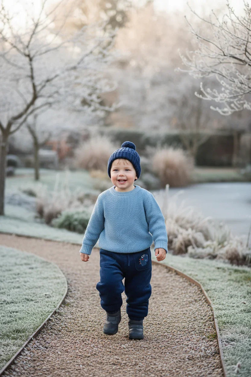 طفل يمشي في الحديقة - منظر كامل