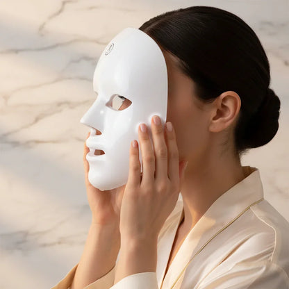 امرأة تضع القناع على وجهها - لقطة جانبية