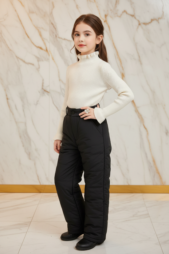 سويتر أبيض مع بنطال أسود - زاوية يسار