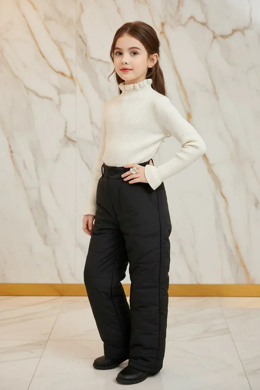 سويتر أبيض مع بنطال أسود - زاوية يسار