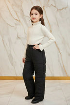 سويتر أبيض مع بنطال أسود - زاوية يسار