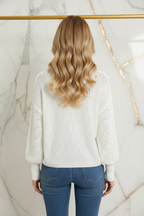 عارضة بالسويتر الأبيض - خلفي