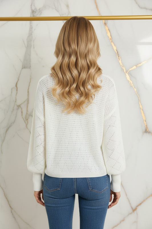 عارضة بالسويتر الأبيض - خلفي