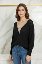 العارضة ترتدي السويتر - زاوية أمامية