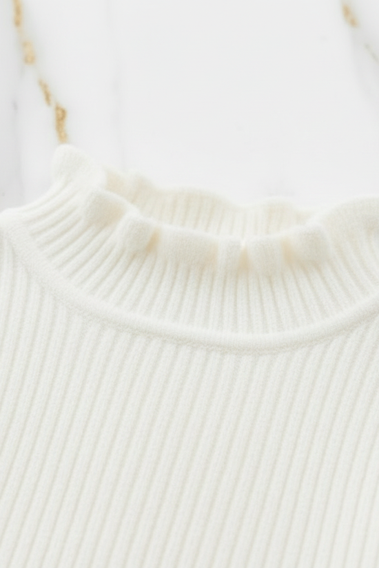 سويتر أبيض مبطن - تفاصيل الياقة