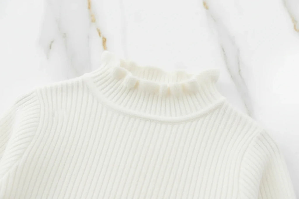 سويتر أبيض مبطن - تفاصيل الياقة